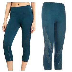 Athleta Mesh Around Seamless Capri Legging Size L 005